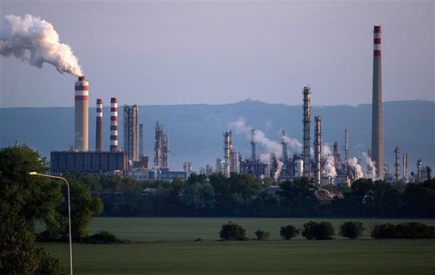 Nhà máy lọc dầu Slovnaft ở Bratislava (Slovakia) ngày 3-5-2022. (Ảnh: AFP/TTXVN)