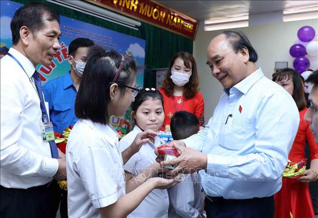 Chủ tịch nước Nguyễn Xuân Phúc tặng quà cho trẻ khuyết tật