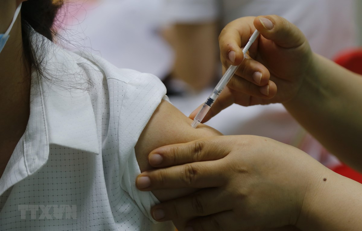 Ngày 31-5-2022: Ghi nhận 1.010 ca mắc mới COVID-19, có 1 ca tử vong Tiêm vaccine ngừa COVID-19 cho người dân. Ảnh: Nam Sương/TTXVN