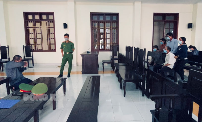 Giọt nước mắt ân hận nơi pháp đình Bị cáo N.B.Q phạm tội “mua bán trái phép chất ma túy” xin lỗi người thân tại tòa.