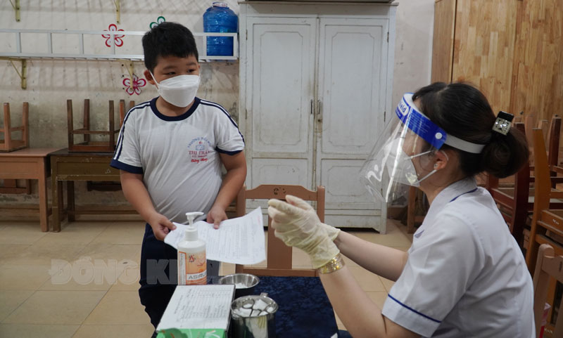 Ngày 31-5-2022, tỉnh còn 7 trường hợp đang điều trị Covid-19 Cán bộ y tế thực hiện nhiệm vụ tiêm chủng.
