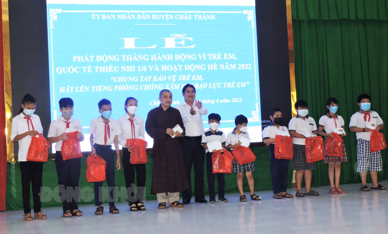 Châu Thành phát động Tháng hành động vì trẻ em Phó chủ tịch UBND huyện Võ Thanh Tùng trao quà cho các em tại lễ phát động.