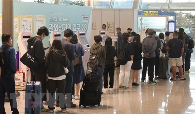 Hàn Quốc: PPP giành chiến thắng trong cuộc bầu cử bổ sung Cử tri Hàn Quốc đi bỏ phiếu sớm bầu cử địa phương và bầu cử bổ sung Quốc hội, tại Seoul, ngày 27-5-2022. Ảnh: YONHAP/TTXVN