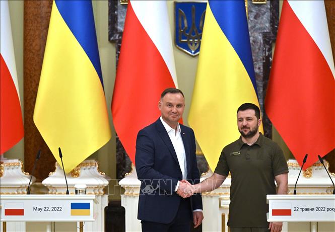 Ukraine và Ba Lan ký văn kiện hợp tác trong nhiều lĩnh vực Tổng thống Ukraine Volodymyr Zelensky (phải) và người đồng cấp Ba Lan Andrzej Duda tại cuộc họp báo ở Kiev, ngày 22-5-2022. Ảnh: AFP/TTXVN