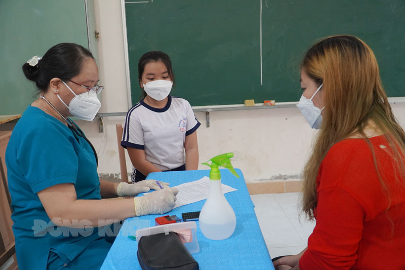 Ngày 2-6-2022, tỉnh còn 5 trường hợp đang điều trị Covid-19 Cán bộ y tế khám sàng lọc trước tiêm chủng vắc-xin Covid-19.