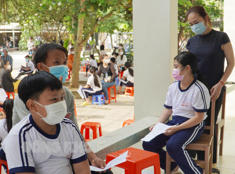 Ngày 3-6-2022, tỉnh còn 2 trường hợp đang điều trị Covid-19 Phụ huynh đưa trẻ đi tiêm chủng vắc-xin Covid-19.