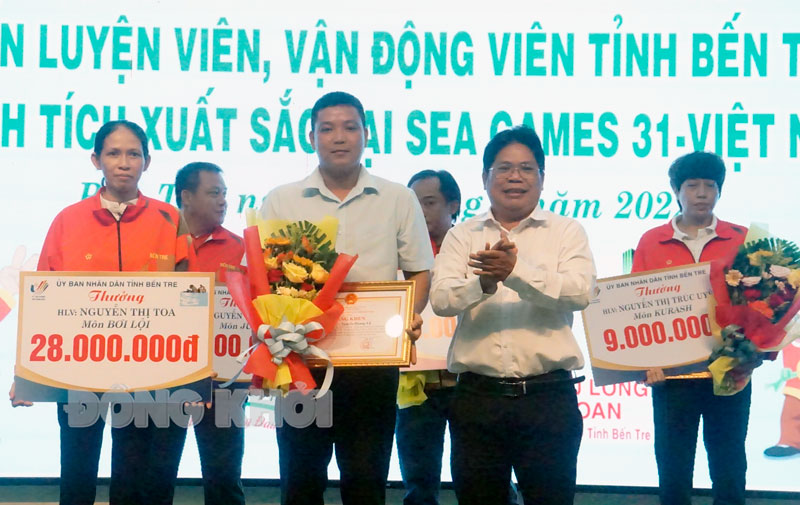 Giám đốc Sở VH,TT&DL Nguyễn Văn Bàn trao bằng khen của UBND tỉnh cho các HLV.