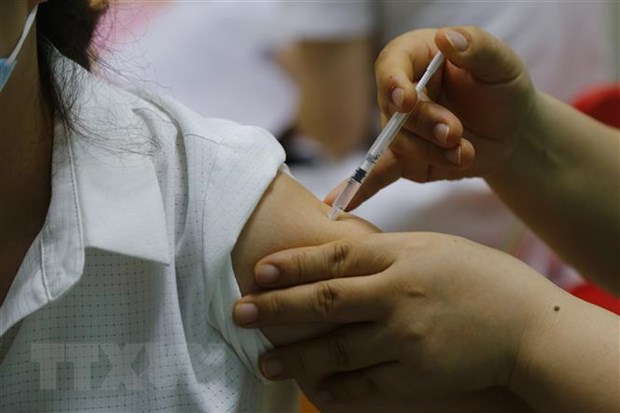 Tiêm vaccine ngừa COVID-19. Nguồn: TTXVN