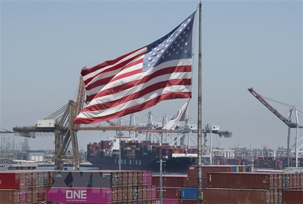 Container hàng hóa từ các nước châu Á chờ bốc dỡ tại cảng Long Beach, bang California (Mỹ). Ảnh: AFP/TTXVN