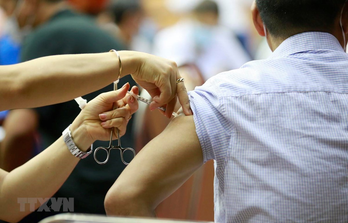 Ngày 6-6-2022: Ghi nhận 806 ca mắc mới COVID-19, 1 ca tử vong tại Vĩnh Long Tiêm vaccine phòng chống COVID-19 cho người dân. Ảnh: Trọng Đạt/TTXVN