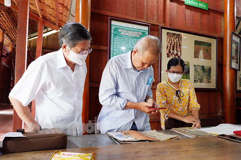 Thẩm định tư liệu chữ Hán Nôm liên quan đến Danh nhân Nguyễn Đình Chiểu. Ảnh: Ngọc Thạch