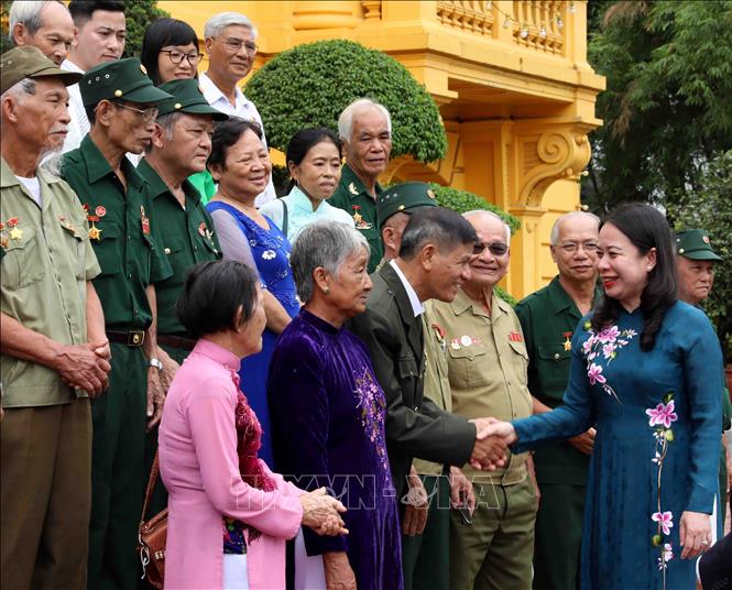 Phó chủ tịch nước Võ Thị Ánh Xuân với các đại biểu. Ảnh: An Đăng/TTXVN