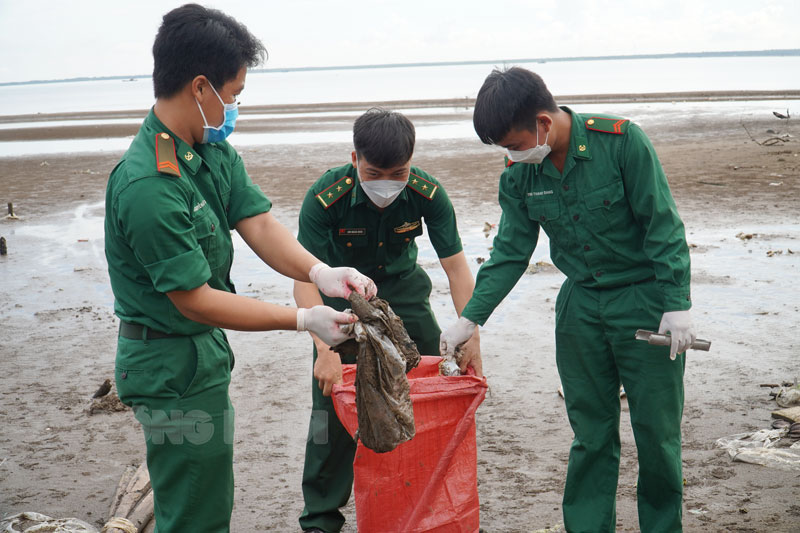 Bộ đội Biên phòng tham gia thu gom rác tại bãi biển Thừa Đức (Bình Đại).