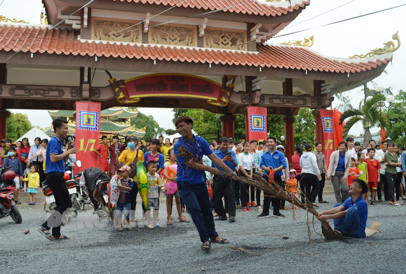 Tổ chức trò chơi dân gian dịp 1-7. Ảnh: A. Nguyệt