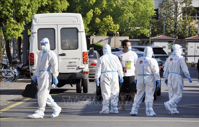 Bắc Kinh và Thượng Hải phát cảnh báo mới vì dịch COVID-19 Nhân viên y tế và xe cứu thương hoạt động trên phố tại Thượng Hải, Trung Quốc, khi các biện pháp hạn chế được áp dụng do dịch COVID-19, ngày 6-5-2022. Ảnh: Kyodo/TTXVN