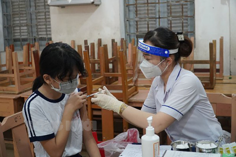 Ngày 9-6-2022, tỉnh còn 4 trường hợp đang điều trị Covid-19 Cán bộ y tế thực hiện nhiệm vụ tiêm chủng vắc-xin phòng Covid-19.