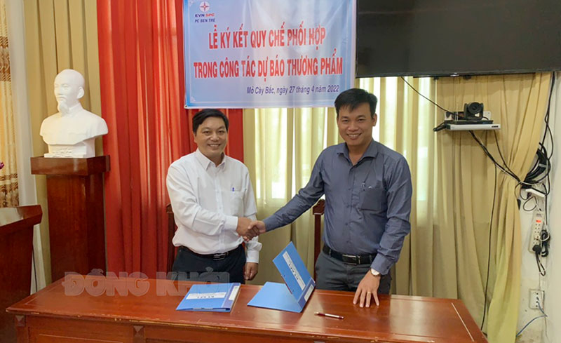 Điện lực Mỏ Cày Bắc và Công ty Cổ phần Đầu tư Dừa Bến Tre ký kết Quy chế phối hợp công tác dự báo thương phẩm.