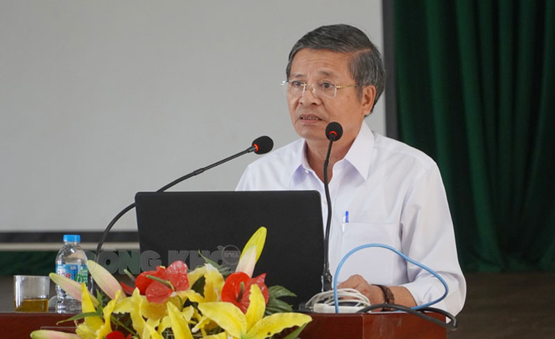 Chủ tịch Hội di sản Văn hóa tỉnh Nguyễn Quang Trị chia sẻ tham luận về cuộc đời, sự nghiệp Nguyễn Đình Chiểu.
