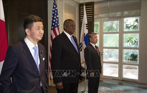 Bộ trưởng Quốc phòng Hàn Quốc Lee Jong-sup (phải), Bộ trưởng Quốc phòng Mỹ Lloyd Austin (giữa) và Bộ trưởng Quốc phòng Nhật Bản Nobuo Kishi (trái) tại cuộc họp ba bên bên lề Đối thoại Shangri-La 2022 ở Singapore, ngày 11-6-2022. Ảnh: YONHAP/TTXVN