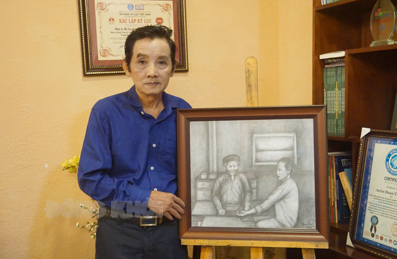 Họa sĩ Đoàn Việt Tiến bên bức tranh cụ Đồ Chiểu đang bắt mạch chữa bệnh cho nhân dân.