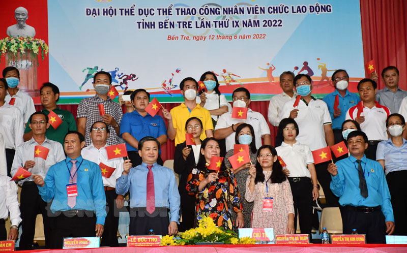 Khai mạc Đại hội thể dục thể thao công nhân viên chức lao động lần thứ IX năm 2022 Lãnh đạo tỉnh tham dự lễ khai mạc.