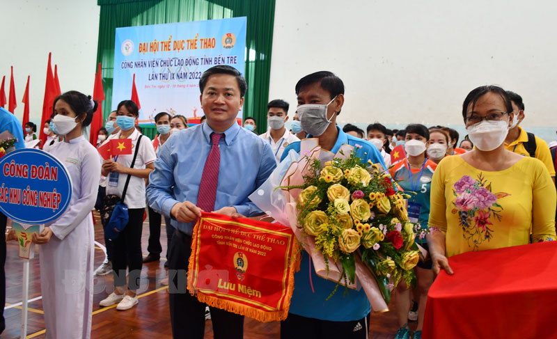 Khai mạc Đại hội thể dục thể thao công nhân viên chức lao động lần thứ IX năm 2022 Bí thư Tỉnh ủy Lê Đức Thọ trao hoa chúc mừng các đoàn vận động viên của lãnh đạo tỉnh.
