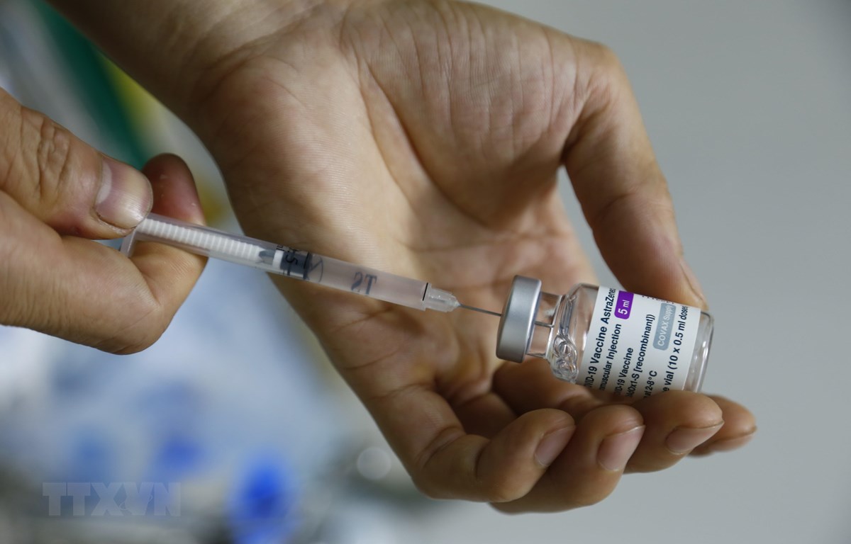 Ngày 12-6-2022: Ghi nhận 568 ca nhiễm mới COVID-19, 5.274 ca khỏi bệnh Tiêm vaccine ngừa COVID-19 cho người dân. Ảnh: Nam Sương/TTXVN