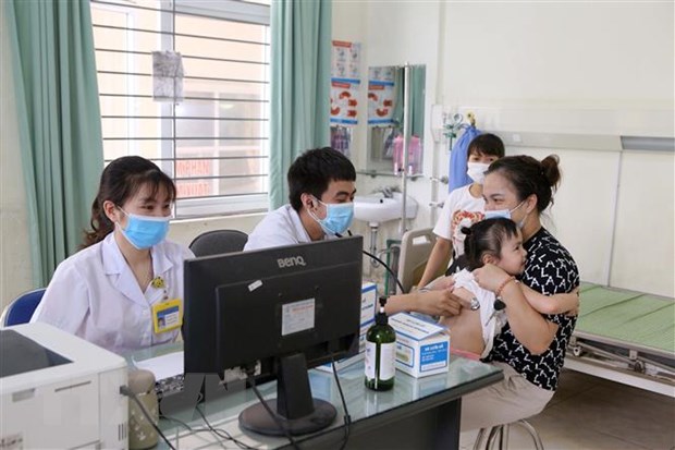 Các bác sĩ tại Bệnh viện Nhi tỉnh Nam Định khám bệnh cho bệnh nhân. Ảnh: Công Luật/TTXVN