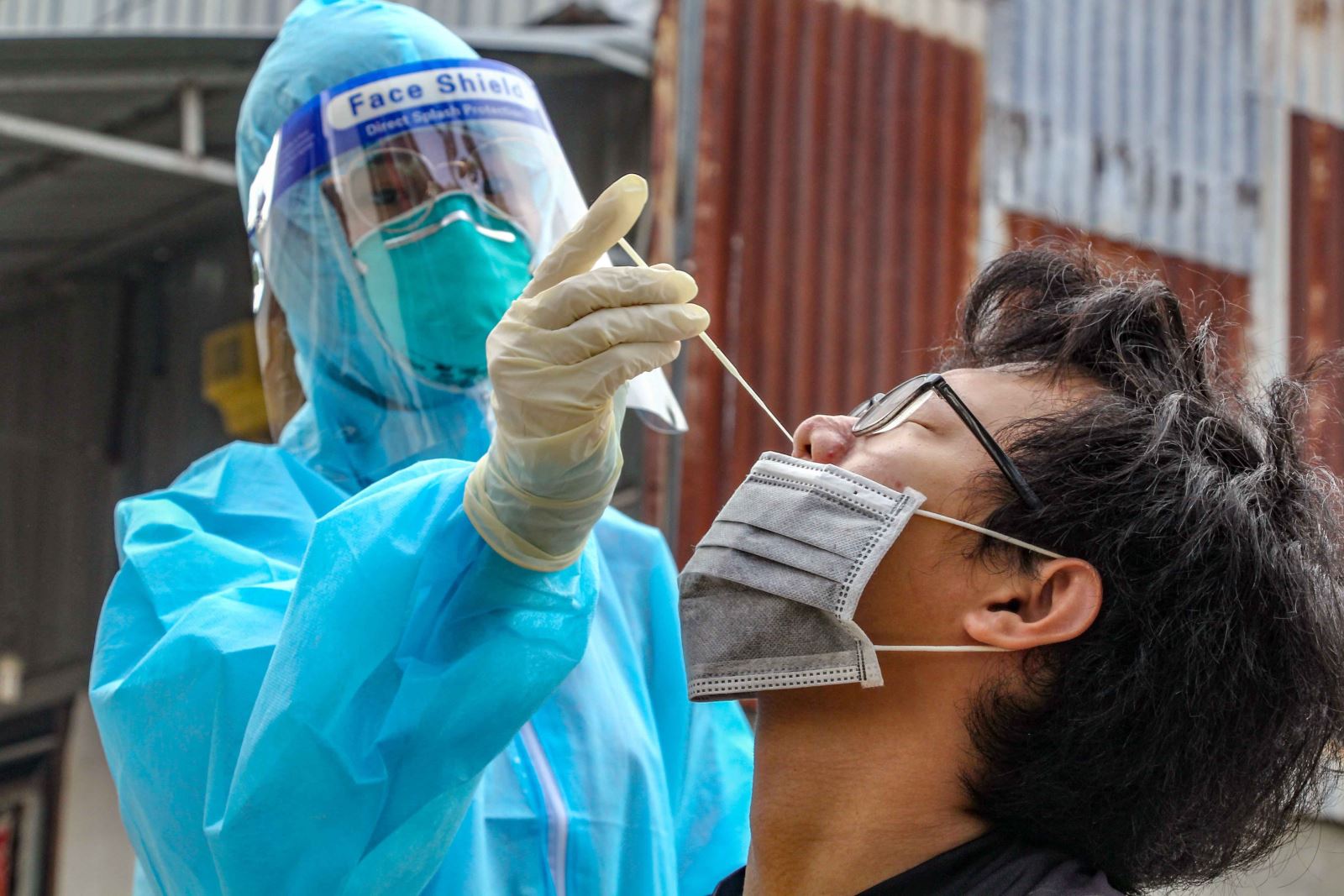 Lấy mẫu xét nghiệm SARS-CoV-2. Ảnh: TTXVN