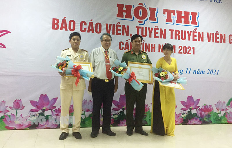 Thượng tá Nguyễn Văn Hạnh nhận thưởng tại Hội thi báo cáo viên, tuyên truyền viên giỏi cấp tỉnh năm 2021.