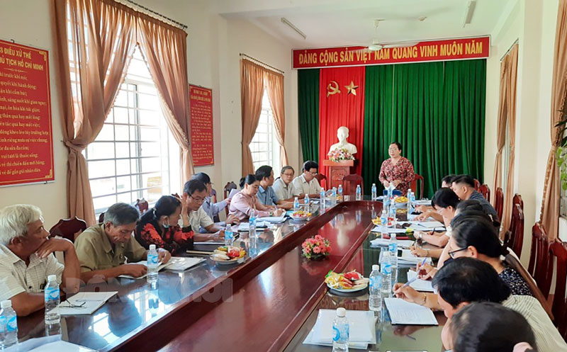 Chủ tịch Ủy ban MTTQ Việt Nam tỉnh Nguyễn Thị Hồng Nhung phát biểu kết luận buổi làm việc.