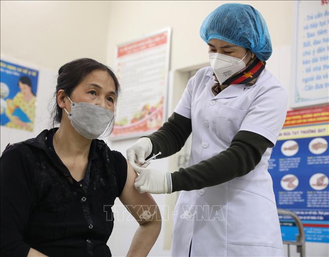 Ngày 15-6-2022, Việt Nam có 866 ca mắc mới COVID-19 Tiêm vaccine phòng COVID-19 cho người dân. Ảnh: TTXVN