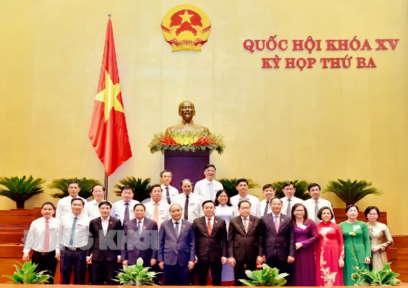 Những hoạt động của Đoàn đại biểu Quốc hội đơn vị tỉnh Bến Tre tại Kỳ họp thứ 3, Quốc hội khóa XV Phó chủ tịch HĐND tỉnh ông Lê Văn Khê; Phó ban Kinh tế Ngân sách Nguyễn Văn Khiêm chụp ảnh cùng Chủ tịch nước Nguyễn Xuân Phúc và các đồng chí lãnh đạo bên lề phiên thảo luận về tình hình kinh tế - xã hội và ngân sách nhà nước tại Kỳ họp thứ 3, Quốc hội khóa XV.