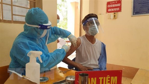 Tiếp tục không ghi nhận ca tử vong do COVID-19 trong 24 giờ qua Tiêm vaccine ngừa COVID-19. Nguồn: TTXVN