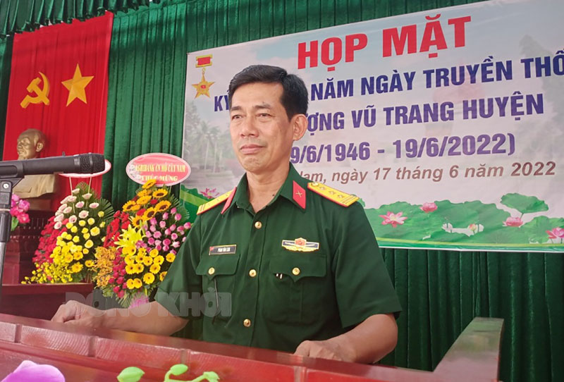 Thượng tá Phan Văn Lem, Chính trị viên Ban Chỉ huy Quân sự huyện Mỏ Cày Nam ôn lại kỷ niệm 76 năm ngày truyền thống lực lượng vũ trang huyện nhà. Ảnh: Ngọc Vũ