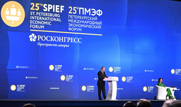 Tấn công mạng khiến ông Putin phải lùi bài phát biểu 1 giờ đồng hồ Tổng thống Nga Vladimir Putin phát biểu tại Diễn đàn Kinh tế Sta Petersburg. Nguồn: Sputnik