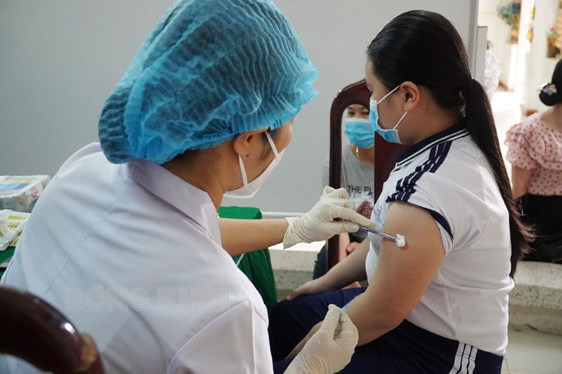 Ngày 17-6-2022, tỉnh còn 10 trường hợp đang điều trị Covid-19 Cán bộ y tế thực hiện tiêm vắc-xin Covid-19.