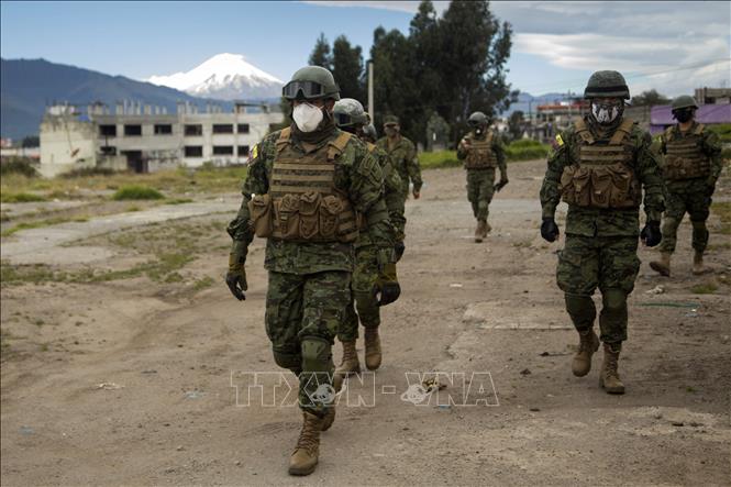  Binh sĩ tuần tra trên tuyến đường ở Quito, Ecuador. Ảnh tư liệu: AFP/TTXVN