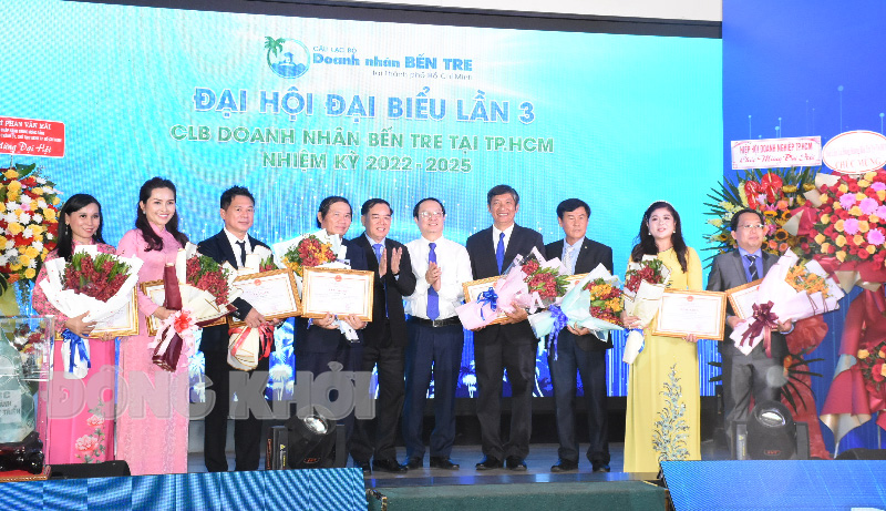 Bộ trưởng Bộ Khoa học và Công nghệ Huỳnh Thành Đạt và Chủ tịch UBND tỉnh Bến Tre Trần Ngọc Tam trao khen thưởng của UBND tỉnh cho các doanh nhân hội viên CLB.