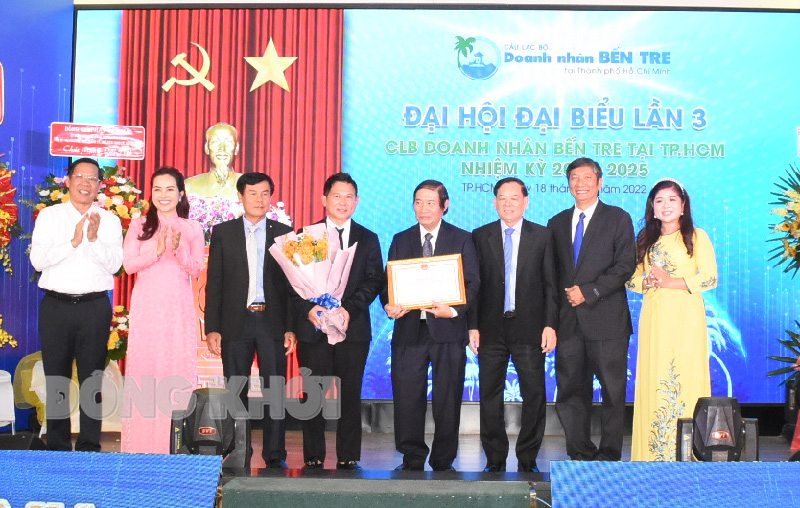 Chủ tịch UBND TP. Hồ Chí Minh Phan Văn Mãi và Chủ tịch UBND tỉnh Bến Tre Trần Ngọc Tam trao khen thưởng của UBND tỉnh Bến Tre cho CLB.