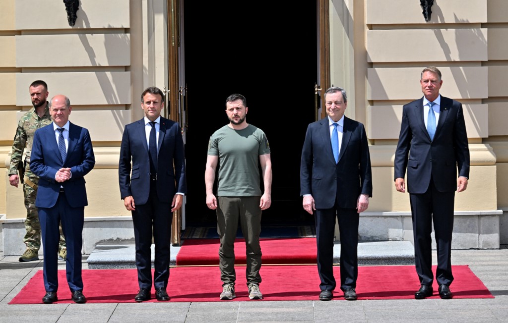 Tổng thống Ukraine, Zelensky gặp gỡ các nhà lãnh đạo EU, Thủ tướng Italy Draghi, Tổng thống Pháp Macron, Thủ tướng Đức Scholz và Tổng thống Romania Iohannis đến thăm Kiev ngày 16-6-2022. Ảnh: AFP