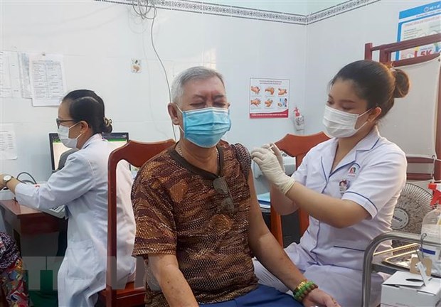 Người dân đến tiêm vaccine phòng COVID-19 tại trạm y tế xã Thanh Đức, huyện Long Hồ, Vĩnh Long. Ảnh: Lê Thúy Hằng/TTXVN