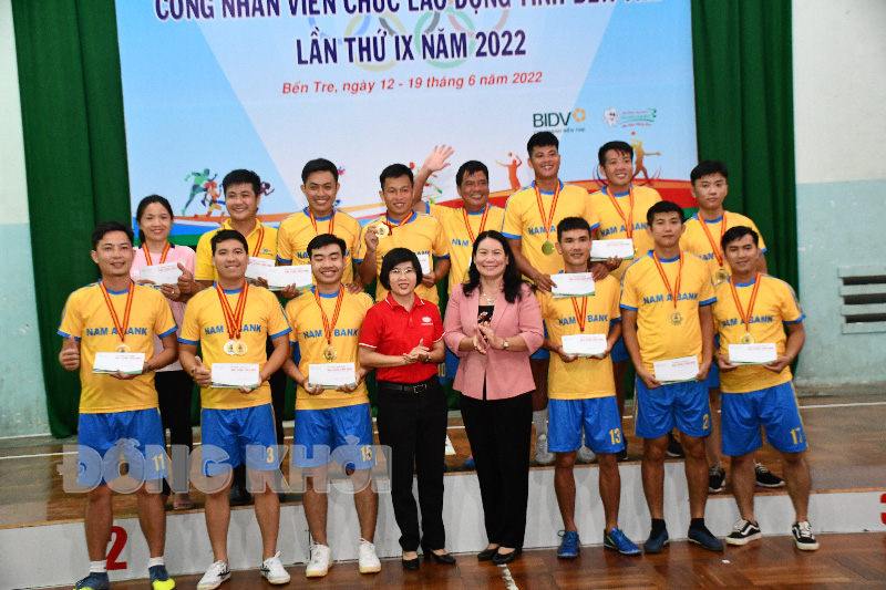Phó chủ tịch UBND tỉnh Nguyễn Thị Bé Mười trao huy chương vàng cho đội bóng đá mini ngành ngân hàng Bến Tre.