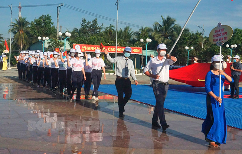 Các đoàn thể thao diễu hành tại lễ khai mạc đại hội.
