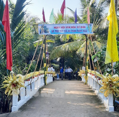 Tổ chức các hoạt động kỷ niệm ngày Gia đình Việt Nam gắn với Ngày hội “Văn hóa xứ Dừa năm 2022” Tổ chức Ngày Hội “Văn hoá xứ dừa” ở ấp Phú Tây, xã An Định, huyện Mỏ Cày Nam. Ảnh: CTV