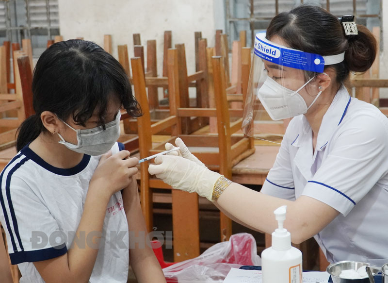 Ngày 19-6-2022, tỉnh còn 12 trường hợp đang điều trị Covid-19 Cán bộ y tế thực hành tiêm chủng vắc-xin Covid-19.