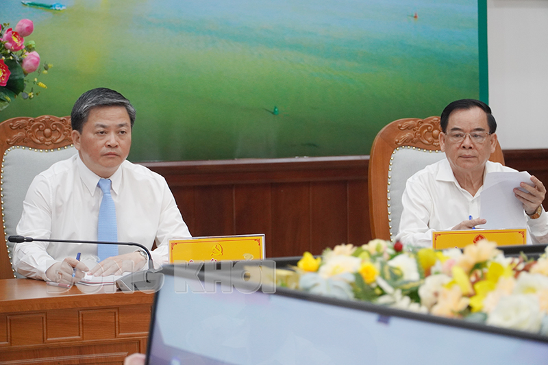Hội nghị trực tuyến về công tác y tế và phòng chống dịch bệnh Ủy viên Trung ương Đảng - Bí thư Tỉnh ủy Lê Đức Thọ, Chủ tịch UBND tỉnh Trần Ngọc Tam dự tại điểm cầu tỉnh.