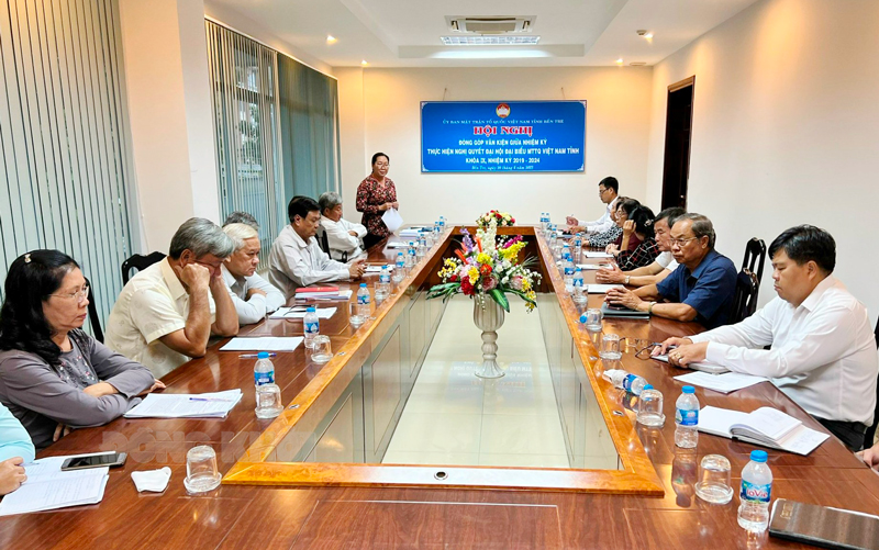 Nguyên cán bộ lãnh đạo MTTQ qua các thời kỳ tham gia đóng góp văn kiện giữa nhiệm kỳ Chủ tịch Ủy ban MTTQ Việt Nam tỉnh Nguyễn Thị Hồng Nhung tiếp thu ý kiến từ các đại biểu.