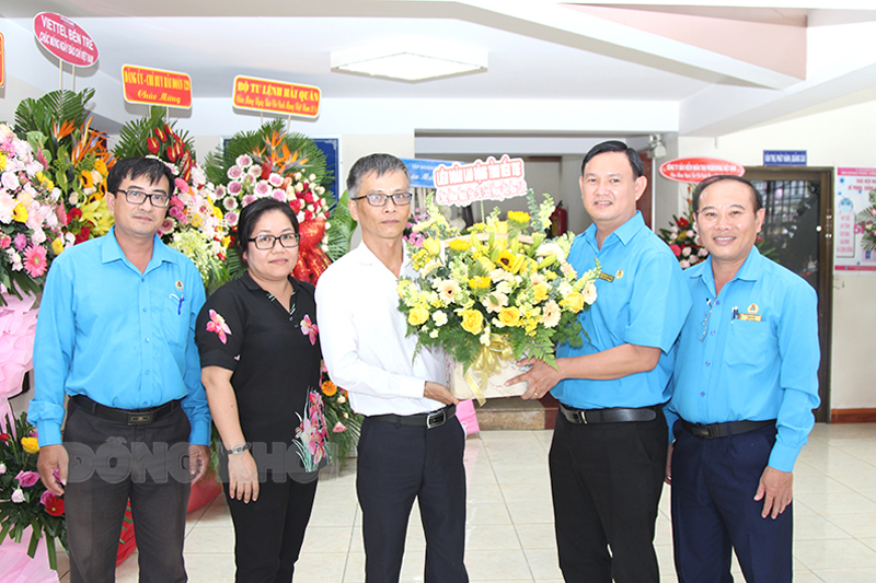 ​Liên đoàn Lao động tỉnh tặng hoa cho Báo Đồng Khởi.