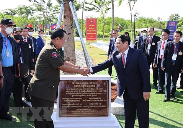 Thủ tướng Phạm Minh Chính và Thủ tướng Campuchia Samdech Techo Hun Sen trồng cây hữu nghị tại khu vực X16. Ảnh: Dương Giang/TTXVN